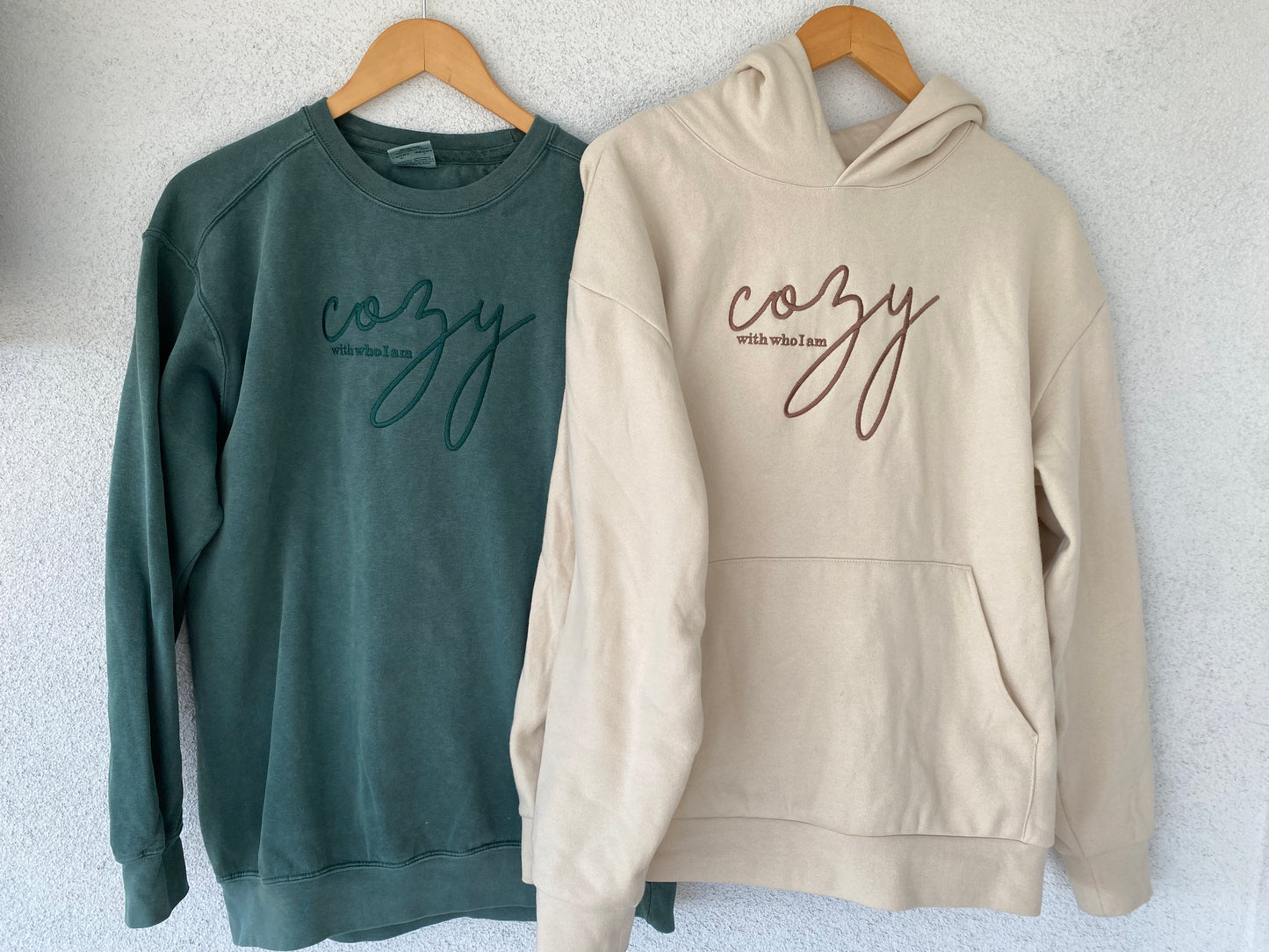 Cozy with who I am - Hoodie in cream